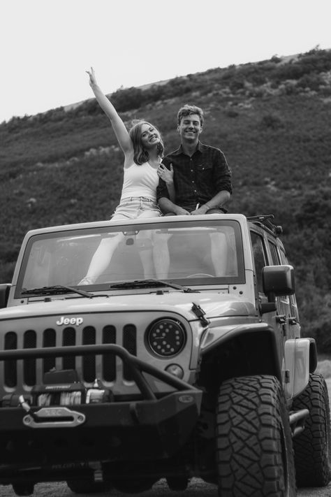 Jeep Poses Photo Ideas, Photography Poses Friends, Jeep Couple, Photoshoot Poses Couple, Poses Friends, Couple Photoshoot Ideas, Poses Couple, Couple Photoshoot Poses, Couple Photoshoot