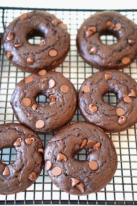 Healthy Chocolate Donuts - under 100 calories each - These moist and rich double chocolate cake donuts are under 100 calories each, and you'll never guess that they're packed full of zucchini and other better-for-you healthy ingredients! Recipes Under 100 Calories, Recipes Under 400 Calories, 100 Calorie Desserts, 400 Calorie Meals, Chocolate Zucchini Cake, Under 100 Calories, Meal Prep Recipes, Low Cal Recipes, Low Calorie Desserts