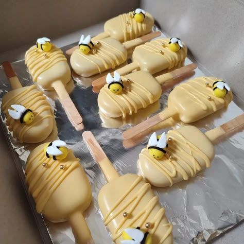 Bee inspired cake pops Bees Cake Pops, Bee Cakesicles, Bee Themed Baked Goods, Gender Reveal Cake Bee Theme, Cake Pop Bee Theme, Honeybee Cake Pops, Bee Baby Shower Food, Bee Cake Pops, Bumble Bee Cake