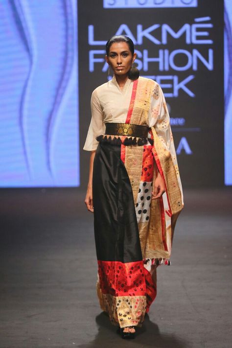 Sanjukta Dutta at Lakmé Fashion Week summer/resort 2018 Storyboard Aesthetic, Mekhala Chadar, Wedding Hanbok, Mekhela Chador, Dress Glamour, Saree Ideas, Draping Fashion, Traditional Indian Outfits, Indian Gowns