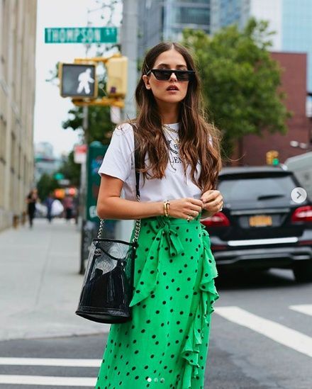 Paola Alberdi, Shirt Outfits, Urban Fashion Trends, Trendy Street Style, Half Skirt, Street Style Summer, Mode Inspo, Tshirt Outfits, Urban Chic