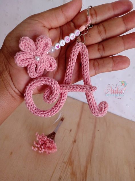 Crochet Blanket Stitch Pattern, Crochet Letters, Wire Knitting, French Knitting, Knitted Wire, Mode Crochet, Crochet Earrings Pattern, Crochet Keychain Pattern, Crochet Bee