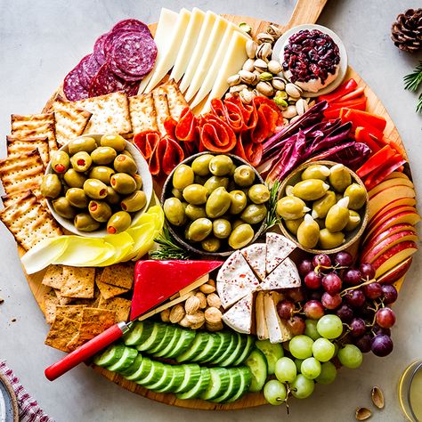 Olive And Cheese Charcuterie Board, Olives Charcuterie Board, Olive Platter Appetizers, Tuscan Charcuterie Board, Charcuterie Board Olives, Olive Board Appetizers, Olive Charcuterie Board, Olive Board, Guest Recipes