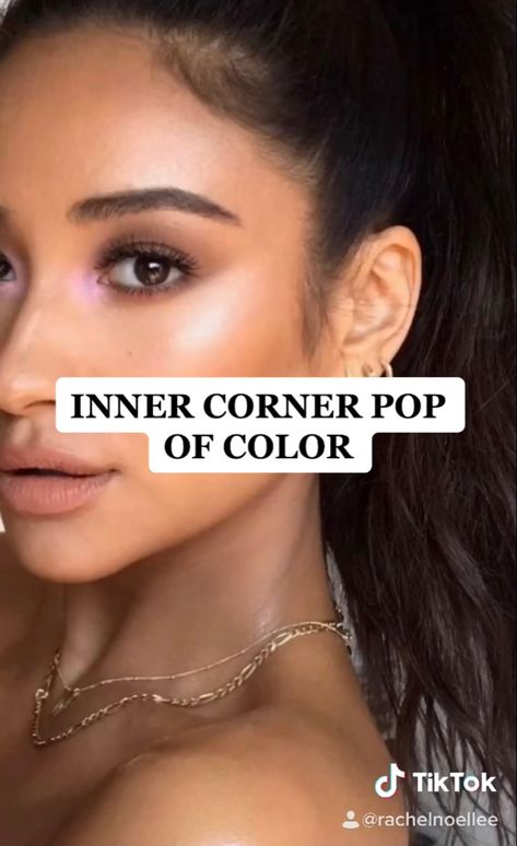 Neutral eye shadow with a soft shiny purple color in the inner corner. Pop Of Color Makeup Inner Corner, Inner Eye Corner Makeup, Color Inner Corner Makeup, Inner Corner Pop Of Color, Guts Makeup, Makeup 2022, Eye Trends, Eye Corner, Nails Makeup