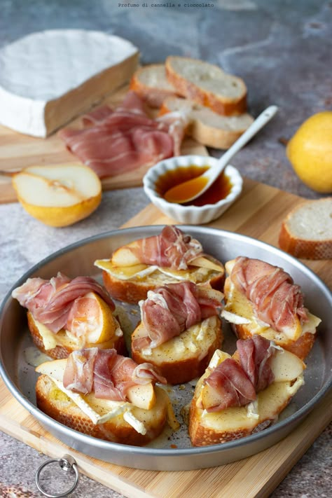 Crostini brie pere e prosciutto crudo Finger Food Natale, Crostini Brie, Brie Bruschetta, Pear And Prosciutto, Prosciutto Crostini, Brie Appetizer, Gourmet Appetizers, Crostini Recipes, Elegant Appetizers