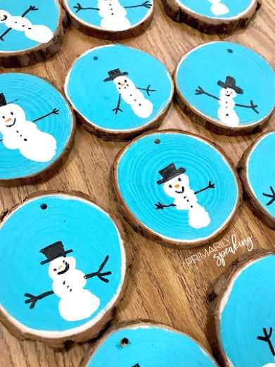 Wood Slice Snowman, Xmas Crafts Kids, Ornaments Diy Kids, Robin Art, Christmas Door Decorating Contest, Circle Crafts, Student Christmas Gifts, Kids Christmas Ornaments, Christmas Kindergarten