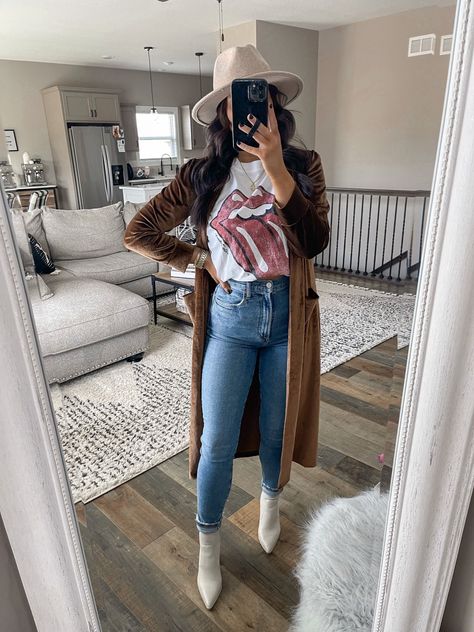 Western Outfit Ideas For Women, Velvet Duster Outfit, Graphic Tee And Jeans Outfit, Western Booties Outfit, Tee And Jeans Outfit, White Booties Outfit, Nashville Outfit Ideas, Duster Outfit, High Waisted Jeans Outfit