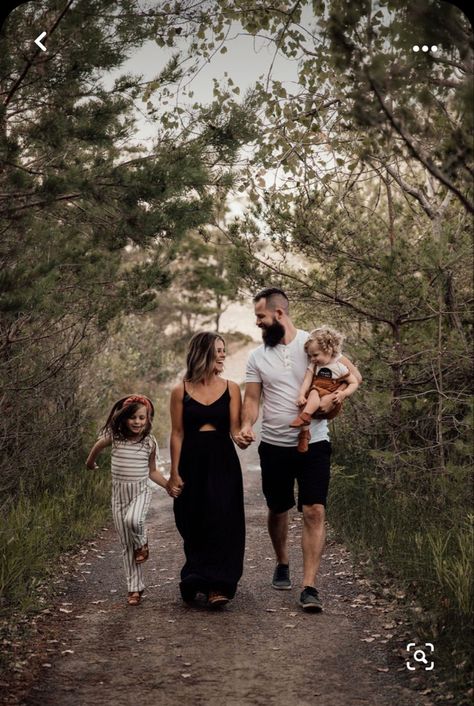 Fall Photoshoot Family, Earth Wedding, Outdoor Family Photoshoot, Family Portrait Outfits, Summer Family Pictures, Big Family Photos, Cute Family Photos, Family Photoshoot Poses, Fall Family Portraits