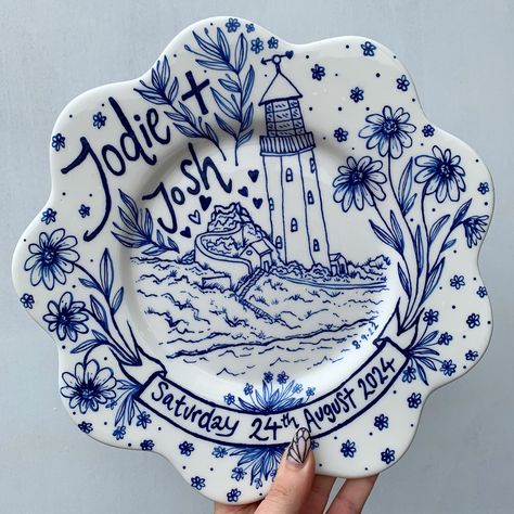 Custom Dinner Plates, Anniversary Plates Diy, Wedding Gift Pottery, Diy Ceramic Plate Painting, Wedding Plate Painting Ideas, Wedding Plates Ideas, Wedding Plates Diy, Dates Illustration, Plate Painting Ideas Diy