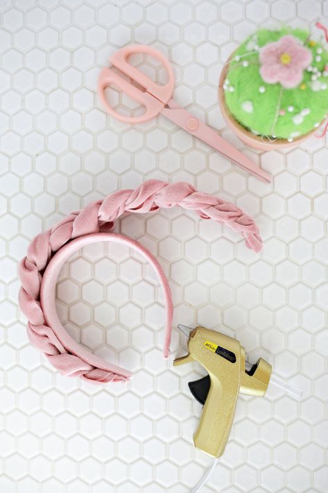 Fabric Headband Tutorial Free Pattern, Velvet Crafts, Hair Bands Diy, Small Headband, قلادات متدلية, Girls Hair Bows Diy, Diy Hair Scrunchies, Pinterest Feed, Headband Jewelry