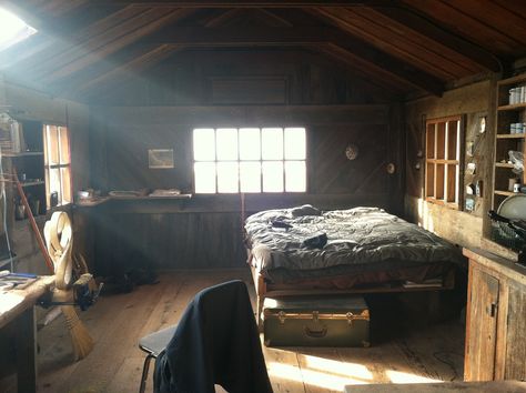 ... Bg Design, Room Photo, Attic Renovation, Casa Vintage, Attic Remodel, Attic Bedroom, Attic Rooms, Cabin Life, House Room