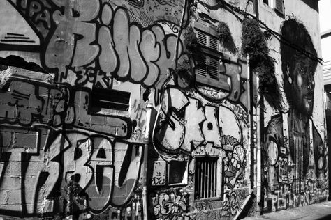 Street Style Aesthetic Wallpaper Macbook, Graffiti Pc Wallpaper, Dark Y2k Background, Streetwear Wallpaper Desktop, Grunge Chromebook Wallpaper, Graffiti Wallpaper Laptop, Backround Pics Aesthetic Laptop, Stussy Wallpaper Desktop, Junk Wallpaper Laptop