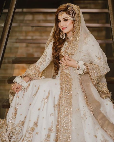 Nikah Photoshoot, Pakistani Bride Hairstyle, Nikah Video, Nikkah Ideas, Nikah Dresses, Pakistani Bridal Hairstyles, Nikkah Bride, Nikah Outfit, Pakistan Wedding