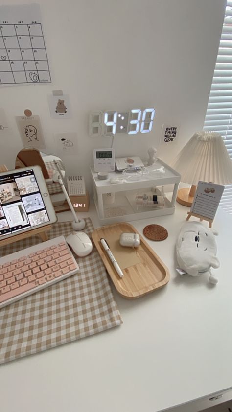 Desk Inspo Aesthetic Cozy, Korean Study Room, Aesthetic Desk Setup Korean, Korean Astethic Room, Korean Desk Setup, Korean Aesthetic Desk, Brown Desk Aesthetic, Korean Desk Aesthetic, Desk Korean