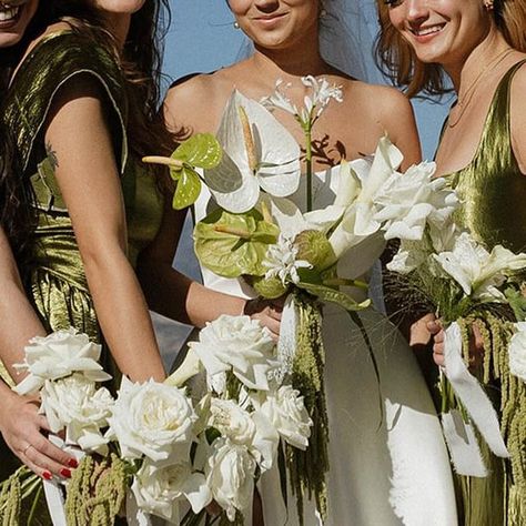 Greens And Cream Wedding, Unique Bridesmaids Bouquets, Green Rose Bouquet, Green And Cream Wedding, Wedding Bouquet Styles, Bridal Bouquet Green, Aesthetic Shots, Lily Bridal Bouquet, Olive Green Weddings