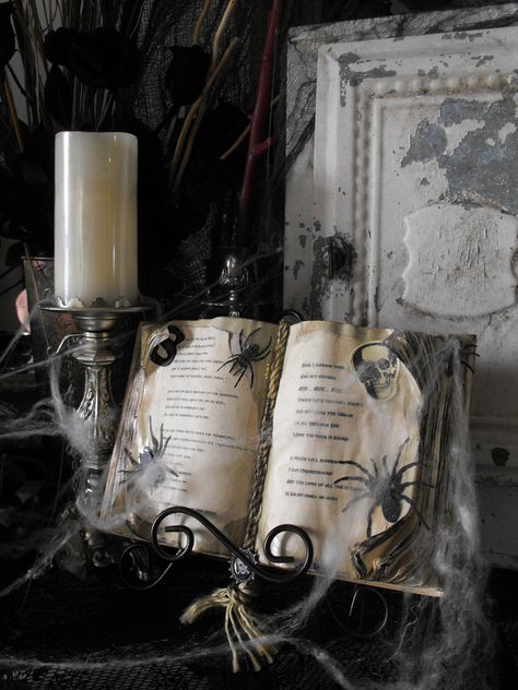 Spooky Diy Halloween Decor, Cozy Fall Living Room, Victorian Halloween, Classy Halloween, Halloween Fest, Creepy Halloween Decorations, Fall Living Room Decor, Fall Living Room, Chic Halloween