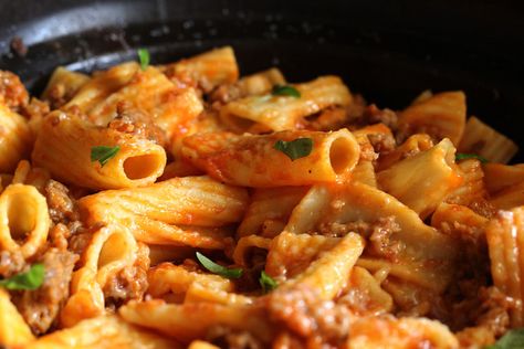 Crockpot Rigatoni, Rigatoni Pasta Recipes, Cook For One, Sausage Slow Cooker, Crockpot Sausage, Ground Sausage Recipes, Sausage Rigatoni, Rigatoni Recipes, Sausage Crockpot