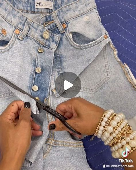 High Waist Jeans With Belt Outfit, Diy Stylish Clothes, Denim Belts Diy, Jeans Belt Diy, How To Make A Top Out Of Jeans, Denim Chic Outfit, Diy Fringe Shorts Jeans, Jeans Design Ideas Diy, Denim Pants To Skirt Diy