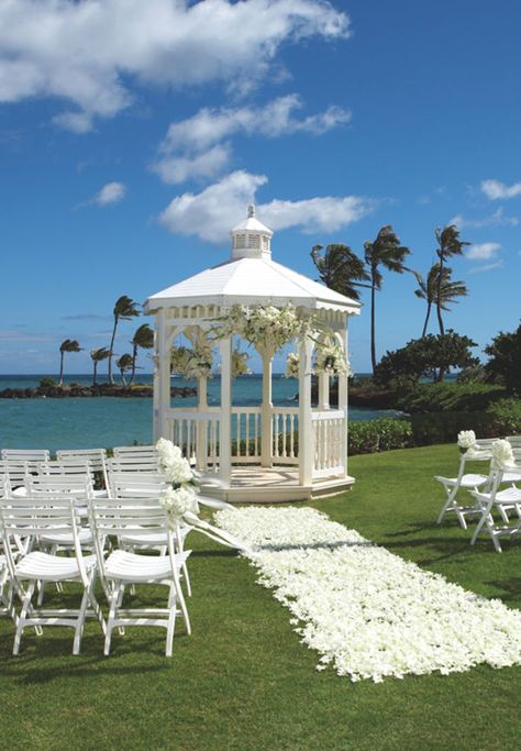 Wedding Venues Hawaii, Wedding Hawaii, Hawaii Honeymoon, Inexpensive Wedding, Beach Wedding Decorations, Luxury Wedding Venues, Hawaiian Wedding, Hotel Resort, Island Weddings