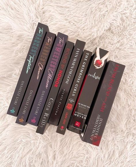 Books Recs, Teenage Books To Read, Book Presentation, 100 Books To Read, Unread Books, Beautiful Book Covers, Dark Romance Books, Recommended Books To Read, Top Books To Read