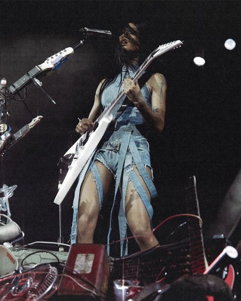 Wallpaper Music Aesthetic, Coachella 23, Coachella 2023, Wallpaper Music, Willow Smith, Fashion Wallpaper, Music Aesthetic, Guitar, Music