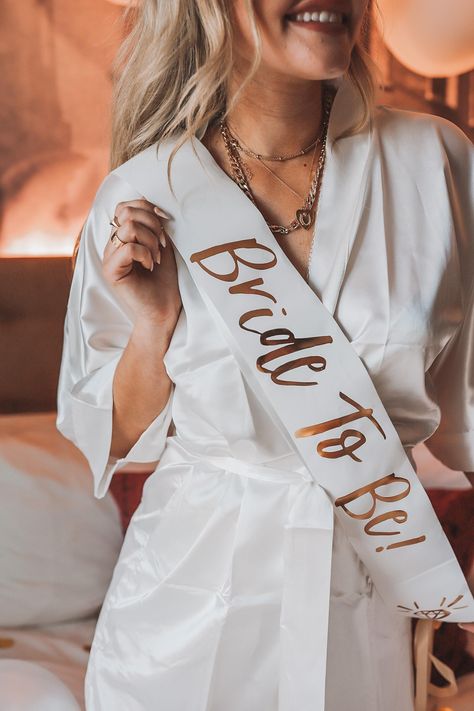 Bridal Shower Pictures, Bride To Be Decorations, Bridal Shower Photography, Bridal Shower Inspo, Best Wedding Guest Dresses, Bridal Bachelorette Party, Bachelorette Games, Trendy Boutique, Wedding Photos Poses