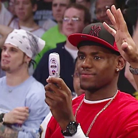 Velvey on Instagram: “Lebron James and his flip phone at WWE Monday Night Raw, 2003.” Lebron James Wallpapers, Nba Funny, 00s Mode, Nba Fashion, Basketball Photography, Memes Of The Day, Nba Pictures, Reaction Face, Funny Profile