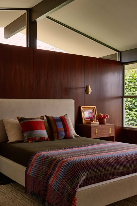 This Mid-Century Home Makes a Case for Using Walnut Wood Everywhere Mid Century Bedroom, Mid Century Modern Bedroom, Woodworking Table, Mid Century Home, Woodworking Videos, Decoration Inspiration, Mid Century Modern House, Mid Century House, Bedroom Designs