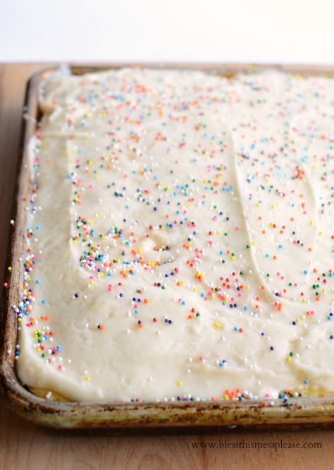 Quick and Easy Vanilla Sheet Cake Recipe - cheat a little with a box mix plus easy homemade icing and sprinkles for the win! Half Sheet Cake Recipe, Vanilla Sheet Cake, White Sheet Cakes, Homemade Icing, Mousse Au Chocolat Torte, Vanilla Sheet Cakes, Half Sheet Cake, Lemon And Coconut Cake, Sheet Cake Recipe