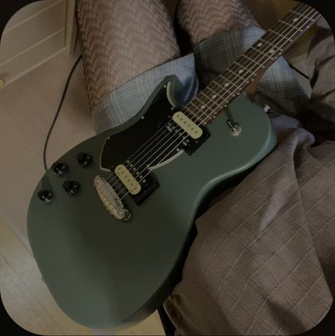 Green Fender Guitar, Green Guitar Aesthetic, Dark Green Guitar, Green Electric Guitar, Godin Guitars, Green Guitar, Green Music, Guitar Aesthetic, Guitar Designs