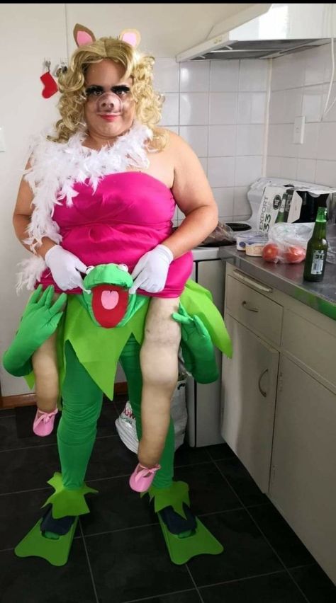 #miss piggy #kermit #muppets #costume #halloween #M party #Something starting with M Kermit And Miss Piggy Costumes, Miss Piggy And Kermit Costumes, Muppets Costume, Miss Piggy Costume, Miss Piggy And Kermit, Kermit And Miss Piggy, Miss Piggy, Creative Costumes, Costume Halloween