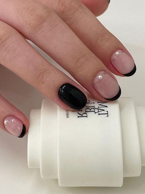 Korean black French tip nails: pearl accent French Manicure Dark Tips, French Manicure With Black, Basic Manicure, Black And Nude Nails, Black French Tip Nails, Nails Pearl, Black French Manicure, Short French Nails, Black Almond Nails