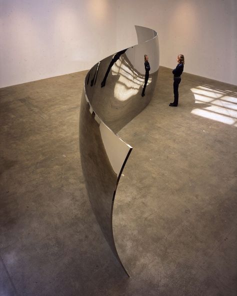 Curved Steel Walls Reflect an Upside Down World Curved Mirror, Anish Kapoor, Richard Serra, Olafur Eliasson, Steel Sculpture, Arte Inspo, Zaha Hadid, Sculpture Installation, Modern Sculpture