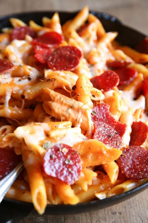 Pizza Mac And Cheese, Baked Pasta Recipes Easy, Weeknight Dinner Pasta, Mac And Cheese Pizza, Stomach Rumbling, Easy Skillet Dinner, Winter Dinners, Simple Foods, Skillet Dinner Recipes