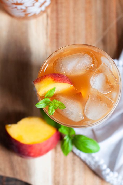 Peach Tea Mocktail, Peach Flavored Alcoholic Drinks, Peach Tea Cocktail, Plum Drink, Sweet Tea Cocktail, Peach Tea Recipe, Tea Cocktail Recipes, Vodka Recipes Drinks, Peach Vodka