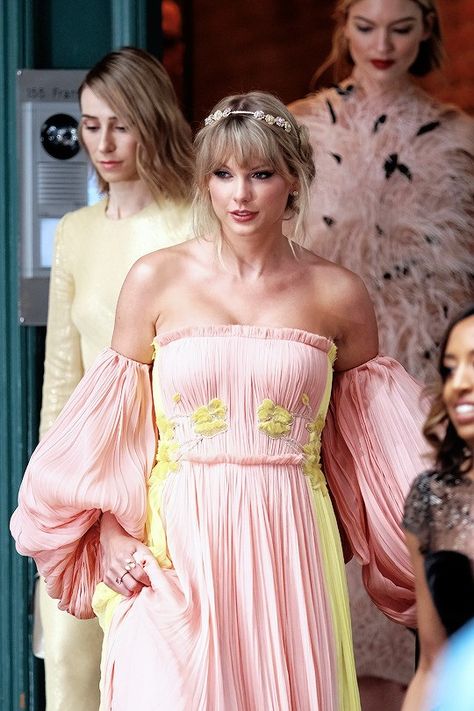 Taylor Swift Pink, Taylor Swift Fotos, Taylor Swift Web, Romee Strijd, Swift Photo, Taylor Swift Outfits, Elsa Hosk, Taylor Swift Wallpaper, Long Live Taylor Swift