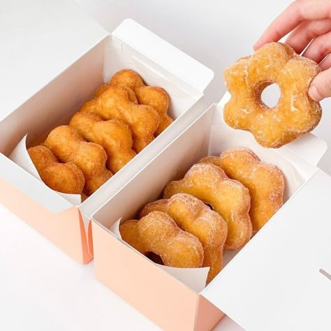 Donut Decorating Ideas, Bake Sale Packaging, Donuts Gourmet, 귀여운 음식 그림, Food Business Ideas, African Cooking, Dessert Packaging, Bakery Packaging, Mini Donuts