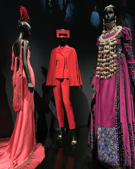 The lustrous exhibition of Dior at V&A museum LONDON was a must for every fashion insiders as well as fashion lovers. 📍2019, V&A Museum, London #foreverfashionable Museum Fashion, Museum Exhibition, London Fashion, Fashion Lover, Dior, London