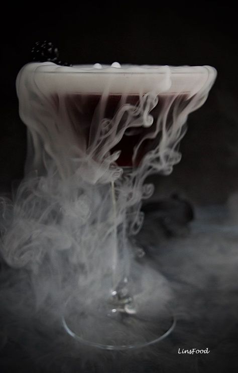 Gothic Drinks, Easy Halloween Cocktails, Netflix Horror, Halloween Cocktail, Horror Series, Cocktail Photography, Goth Wedding, Dark Wedding, Witch's Brew