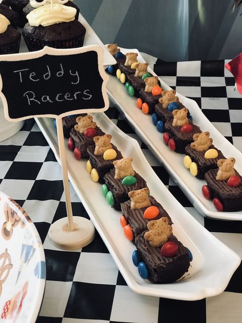 Race Car Dessert Ideas, Traffic Light Brownies, Cars Themed Desserts, Car Shaped Food, Car Themed Desserts, Car Theme Dessert, Car Dessert Table, Car Treats, Cars Cake Pops