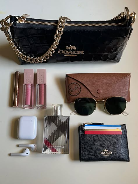 Shoulder Bag Essentials, Bag Contents Aesthetic, What’s In Your Bag, Things To Always Have In Your Purse, Small Purse Aesthetic, What’s In My Handbag, Shoulder Purse Outfit, Mini Purse Outfit, Whats In My Purse Essentials