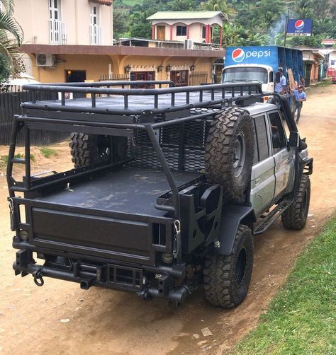 Tactical Toyota Tacoma, Tactical Truck Ideas, Aksesoris Jeep, Flatbed Truck Beds, Truck Roof Rack, Vw T3 Doka, Accessoires 4x4, Tactical Truck, Custom Truck Beds