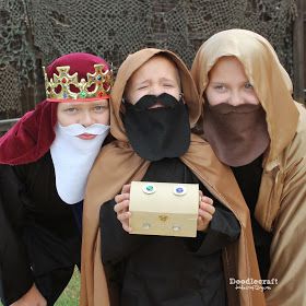 Doodlecraft: The Nativity 3 Wisemen King Beards! Wise Man Costume, Christmas Skits, 3 Wisemen, Biblical Costumes, Nativity Costumes, Ward Christmas Party, Diy Nativity, Christmas Pageant, Christmas Program