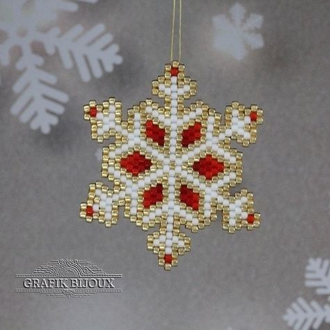 Brick Beading Pattern, Ornament Pixel Art, Christmas Beading Patterns, Beaded Snowflake Earrings, Christmas Beads Craft, Xmas Beads, Beaded Ornaments Diy, Beaded Snowflake, Beaded Ornament Covers