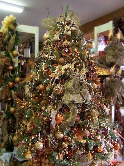 Beautiful tree decorated with gold,copper and green colors Fairy Christmas Tree, Christmas Tree Decorating Ideas, Christmas Decor Trends, Tree Decorating Ideas, Della Robbia, Fairy Christmas, Christmas Tree Decorating, Pre Lit Christmas Tree, Tree Decorating