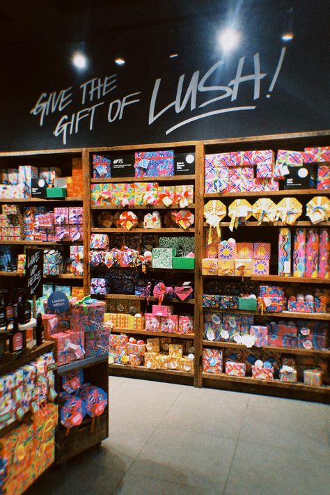 Lush Display Lush Store Aesthetic, Lush Interior, Lush Aesthetic, Lush Shop, Lush Soap, Lush Store, 20th Bday, Fresh Cosmetics, Dream Birthday