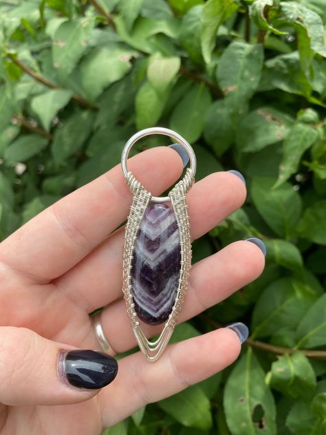 this is a wise wrapped/ weaved pendant with an amethyst cabochon. Wire Wrapped Stone Jewelry, Wire Wrap Jewelry Designs, Wire Wrapped Jewelry Diy, Copper Jewellery, Wire Jewelry Tutorial, Malachite Pendant, Wire Jewelry Designs, Rock Jewelry, Wire Wrapping Crystals