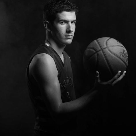 Basketball Photo Ideas, Basketball Team Pictures, Basketball Photoshoot, Basketball Shoot, Basketball Poses, Sport Photoshoot Ideas, Ball Pictures, Basketball Pics, Basketball Senior Pictures