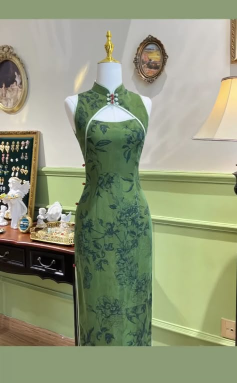 Green Qipao Dress, Qipao Dress Modern Chinese Style, Chinese Dress Design, Qipao Aesthetic, Green Chinese Dress, Chinese Women Fashion, Chinese Inspired Dress, Chinese Outfits Fashion, Green Ao Dai