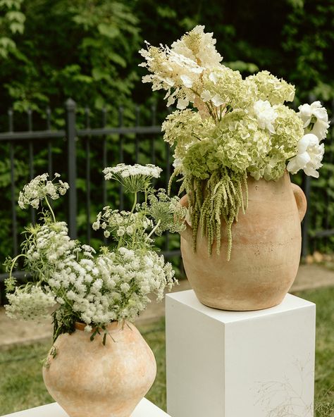 pots on pillars at wedding ceremony Wedding Potted Flowers, Potted Flowers Wedding, Wedding Flower Pots, Pasta Wedding, Peru Wedding, Hydrangea Centerpieces, Wedding Table Details, Paper Whites, Marriage Celebration